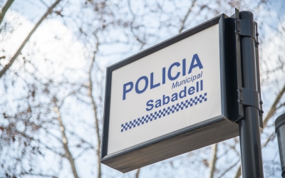 Imatge d'un cartell indicador de la Policia Municipal | Roger Benet